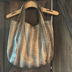 Beirn Snakeskin Patterned tot. handles has a little bit of leather coming off.